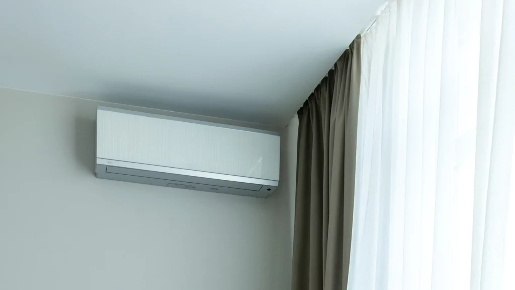 Afbeelding van een gecertificeerde Prowil medewerker die een Airco Epe installeert in een modern interieur.